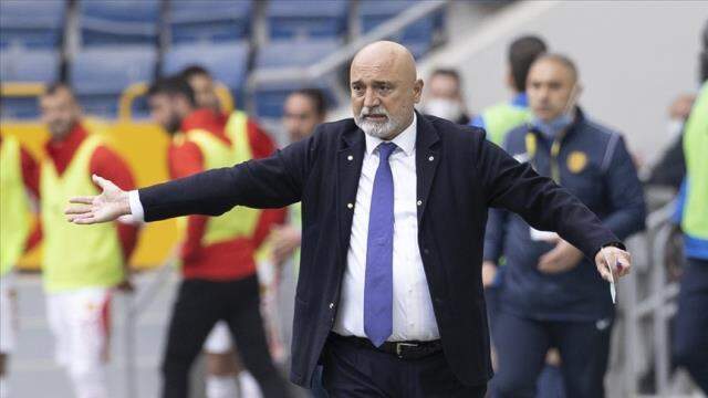Kırmızı kartlar bir türlü inmedi! Hikmet Karaman galibiyete rağmen istifaya çağırıldı Kırmızı kartlar bir türlü inmedi! Hikmet Karaman galibiyete rağmen istifaya çağırıldı