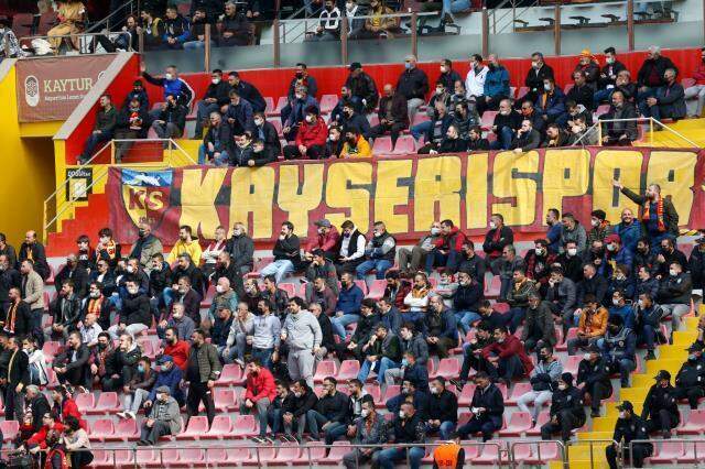 Kırmızı kartlar bir türlü inmedi! Hikmet Karaman galibiyete rağmen istifaya çağırıldı Kırmızı kartlar bir türlü inmedi! Hikmet Karaman galibiyete rağmen istifaya çağırıldı