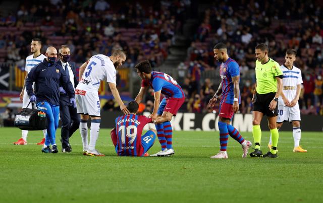 Camp Nou'da korku dolu anlar! Göğsünü tutarak yere yığılan Barcelona'nın yıldızı hastaneye kaldırıldı