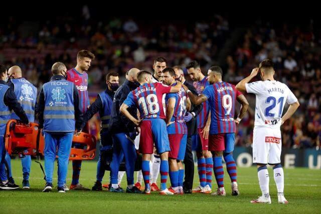 Camp Nou'da korku dolu anlar! Göğsünü tutarak yere yığılan Barcelona'nın yıldızı hastaneye kaldırıldı