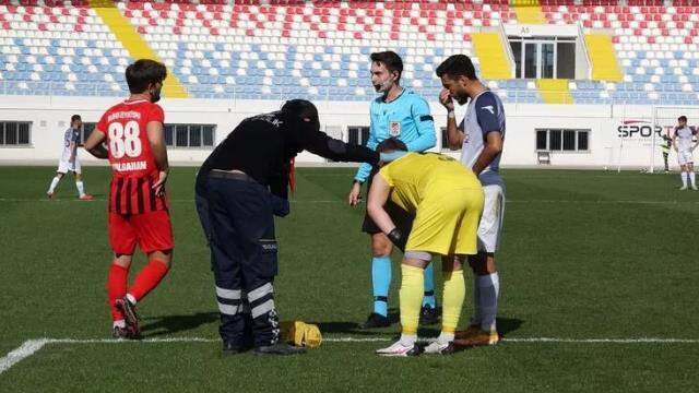 Bir tuhaf maç durdurma sebebi! Kaleci Oğuzhan'ı arı soktu Bir tuhaf maç durdurma sebebi! Kaleci Oğuzhan'ı arı soktu
