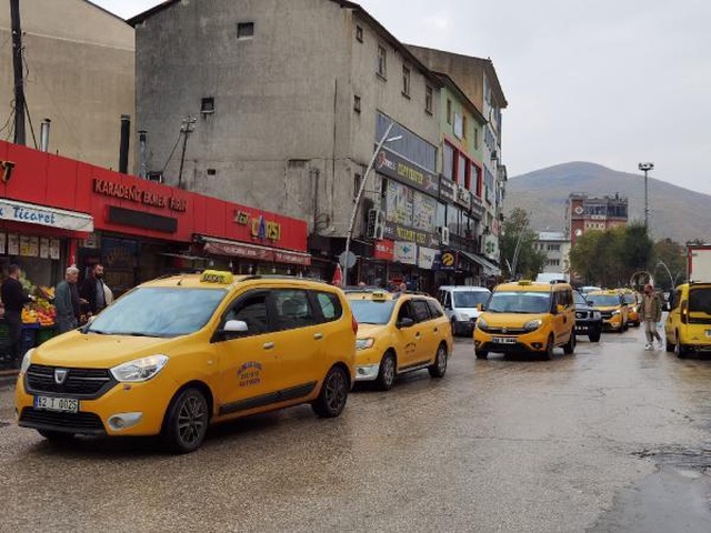 Komünist Başkan'ın memleketi Tunceli'de taksicilerden eylem! Üst üste gelen akaryakıt zamlarını protesto ettiler Komünist Başkan'ın memleketi Tunceli'de taksicilerden eylem! Üst üste gelen akaryakıt zamlarını protesto ettiler