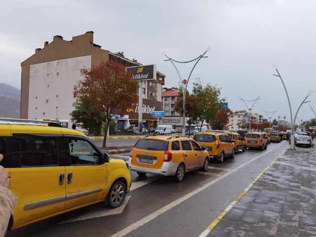 Komünist Başkan'ın memleketi Tunceli'de taksicilerden eylem! Üst üste gelen akaryakıt zamlarını protesto ettiler Komünist Başkan'ın memleketi Tunceli'de taksicilerden eylem! Üst üste gelen akaryakıt zamlarını protesto ettiler