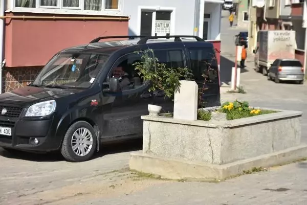 Kim olduğu bilinmiyor! Sır mezar, belediyenin yaptığı düzenlemeyle yol ortasında kaldı