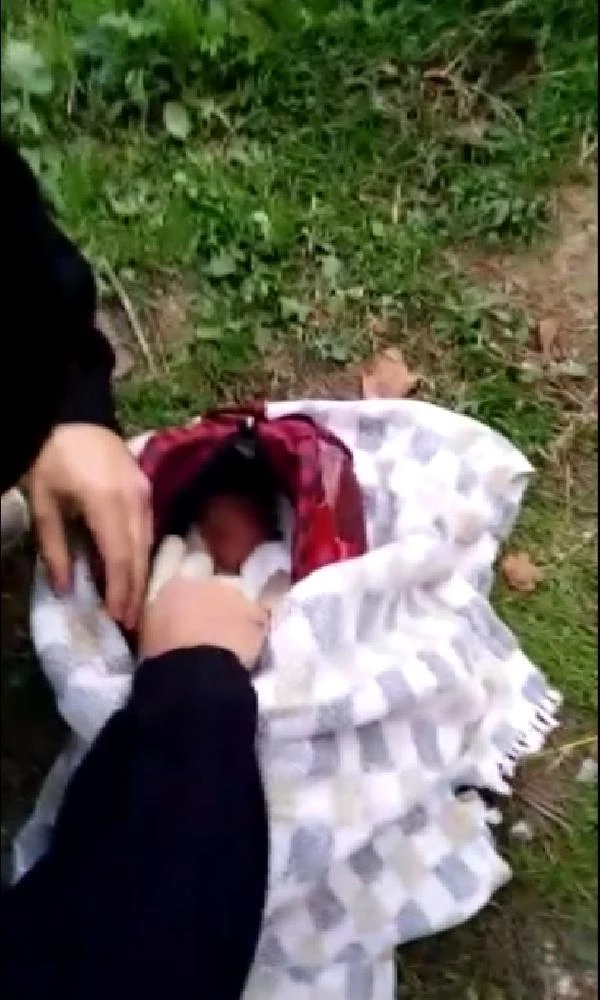 İnşaat işçileri yol kenarındaki çantanın içerisinde yeni doğmuş bebek buldu