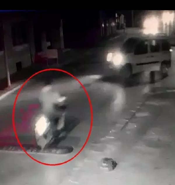 Ara sokaktan hatalı çıkıp motosiklete çarpan sürücü, arkasına bile bakmadan kaçtı