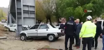 Malatya'da otomobil üst geçidin ayağına çarptı: 1 ölü, 1 yaralı