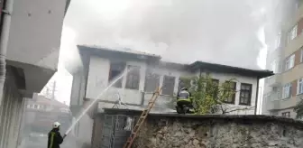 Yanan ahşap evin camları patladı, 3 kişi yaralandı