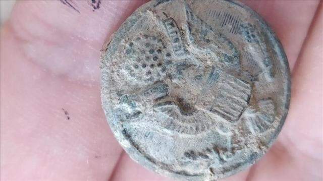 Zerzevan Kalesi'nde bulunan 3 bin yıllık rozetin ABD amblemi taşıdığı iddiası Zerzevan Kalesi'nde bulunan 3 bin yıllık rozetin ABD amblemi taşıdığı iddiası