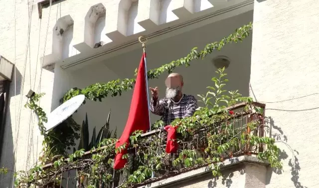 Balkonda boynuna ip bağlayan vatandaşın eylemini polis önledi