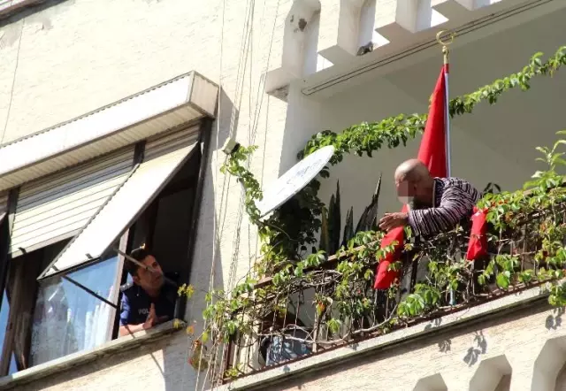 Balkonda boynuna ip bağlayan vatandaşın eylemini polis önledi