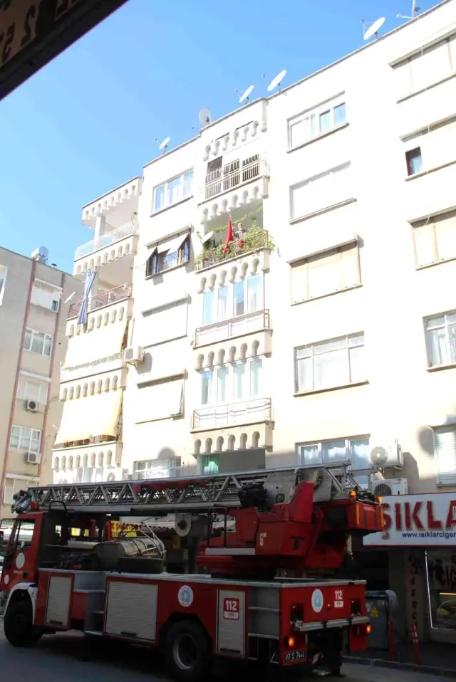 Balkonda boynuna ip bağlayan vatandaşın eylemini polis önledi