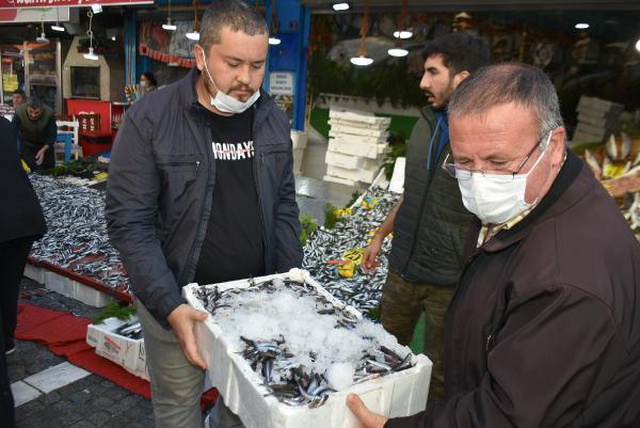 Edirneliler, hamsinin kilosu 5 liraya düşünce kasalarla aldı Edirneliler, hamsinin kilosu 5 liraya düşünce kasalarla aldı