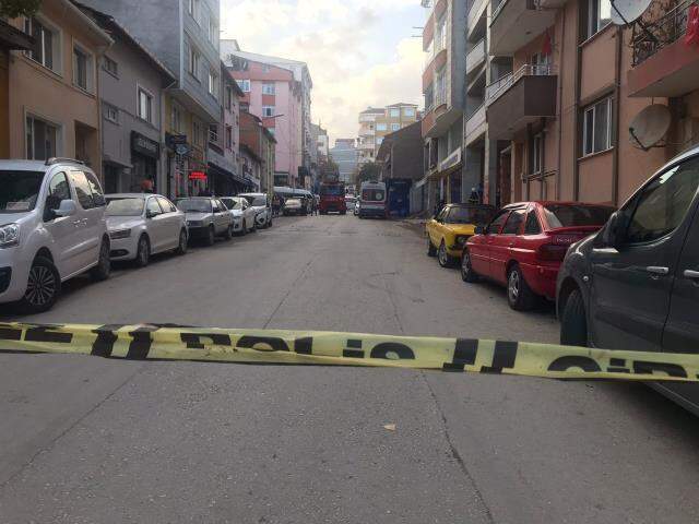 Ekmek bıçağıyla intihara kalkışan şahıs, kendini kurtarmaya gelen itfaiyecileri taşladı Ekmek bıçağıyla intihara kalkışan şahıs, kendini kurtarmaya gelen itfaiyecileri taşladı