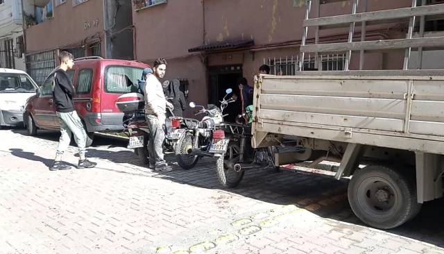 Pompalı tüfekli saldırgan husumetli olduğu iki kardeşi evlerinde oturduğu sırada vurdu