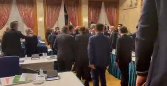 TBMM'de 'Viva Zapata' kavgası! CHP'li ve AK Partili vekiller birbirine girdi TBMM'de 'Viva Zapata' kavgası! CHP'li ve AK Partili vekiller birbirine girdi