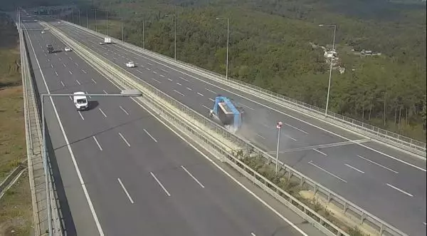 Sürücü feci şekilde can vermişti! Beton blok yüklü kamyonun, otomobilin üstüne devrildiği kazanın görüntüleri çıktı