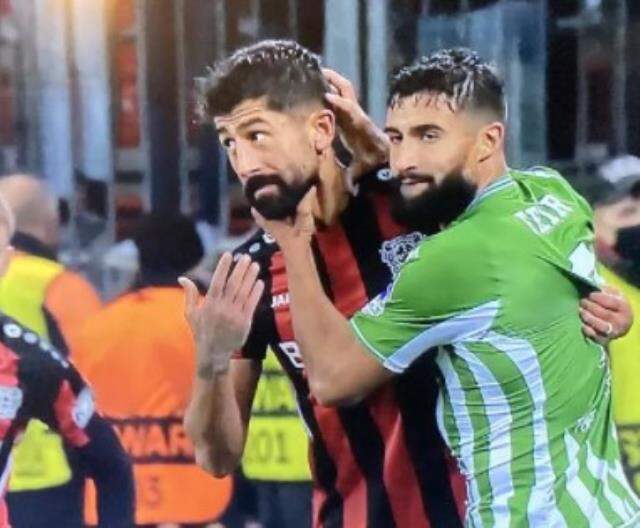 Böyle saldırı ne görüldü ne duyuldu! Kerem'i kulağından çekip yumruk attı Böyle saldırı ne görüldü ne duyuldu! Kerem'i kulağından çekip yumruk attı