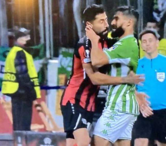 Böyle saldırı ne görüldü ne duyuldu! Kerem'i kulağından çekip yumruk attı Böyle saldırı ne görüldü ne duyuldu! Kerem'i kulağından çekip yumruk attı
