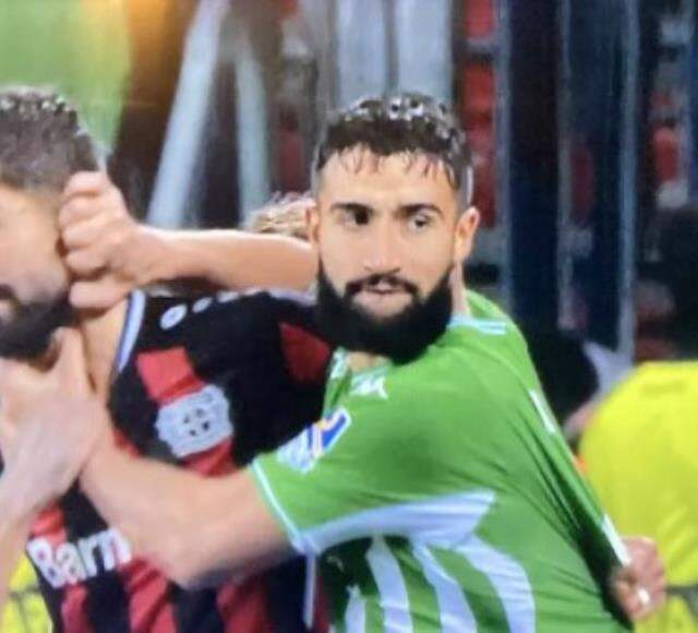Böyle saldırı ne görüldü ne duyuldu! Kerem'i kulağından çekip yumruk attı Böyle saldırı ne görüldü ne duyuldu! Kerem'i kulağından çekip yumruk attı