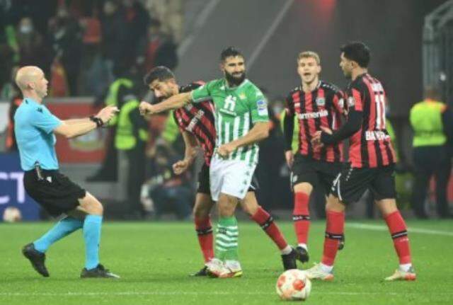 Böyle saldırı ne görüldü ne duyuldu! Kerem'i kulağından çekip yumruk attı Böyle saldırı ne görüldü ne duyuldu! Kerem'i kulağından çekip yumruk attı
