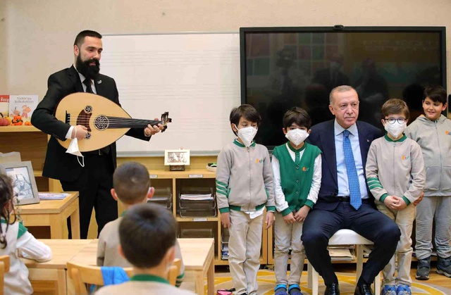 Cumhurbaşkanı Erdoğan, Palet Türk Müziği İlkokulu'nun açılışında çocuklarla birlikte şarkı söyledi Cumhurbaşkanı Erdoğan, Palet Türk Müziği İlkokulu'nun açılışında çocuklarla birlikte şarkı söyledi