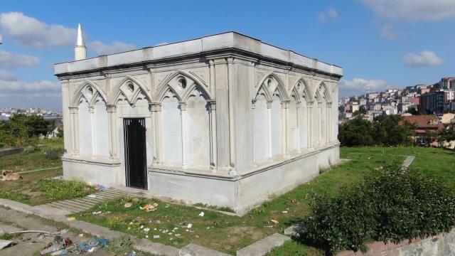 D-100 Karayolu'nun yanında ama İstanbulluların çoğu farkında bile değil! Osmanlı'nın bankeri Salomon'un anıt mezarı harabeye döndü