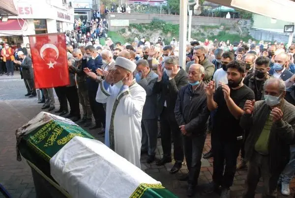 Barış Akarsu'nun annesinin cenazesinde babasından yürekleri dağlayan sözler: Seni çok özlemişti be oğlum