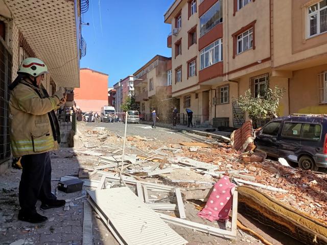 Sultangazi'de 5 katlı binanın en üst katında patlama meydana geldi