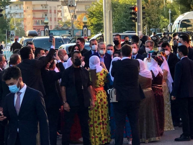 Batmanlı kadınlar, yöresel türküyü Cumhurbaşkanı Erdoğan'a uyarladılar
