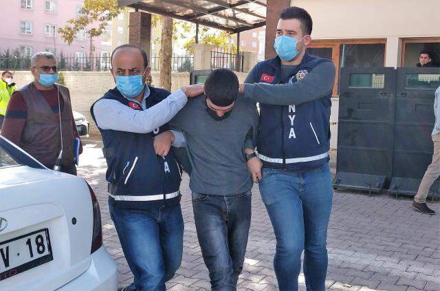Eşiyle ilişkisi olduğunu düşündüğü arkadaşına sabahtan akşama kadar işkence yaptı Eşiyle ilişkisi olduğunu düşündüğü arkadaşına sabahtan akşama kadar işkence yaptı