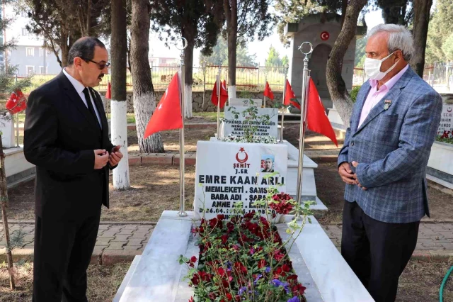 Şehit mezarına çirkin saldırı! Üzerine PKK yazıp bir de çektiği fotoğrafı paylaşmış