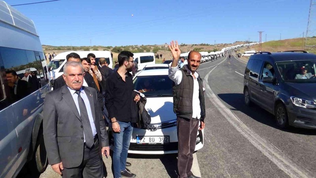 Sason'dan 500 araçlık konvoy, Cumhurbaşkanı Erdoğan'ı karşılamak için yola çıktı Sason'dan 500 araçlık konvoy, Cumhurbaşkanı Erdoğan'ı karşılamak için yola çıktı