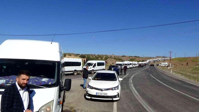 Sason'dan 500 araçlık konvoy, Cumhurbaşkanı Erdoğan'ı karşılamak için yola çıktı Sason'dan 500 araçlık konvoy, Cumhurbaşkanı Erdoğan'ı karşılamak için yola çıktı