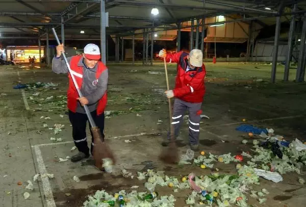 'Maykıl Fikret' olarak bilinen temizlik işçisi, danslarıyla arkadaşlarını motive ediyor