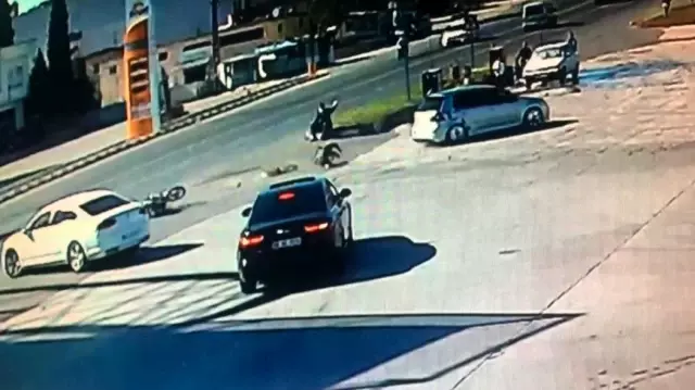Otomobile çarpan motosiklet sürücüsünün metrelerce havaya fırladığı kaza kamerada