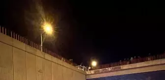 Otomobil önce refüje ardından aydınlatma direğine çarptı: 1 yaralı