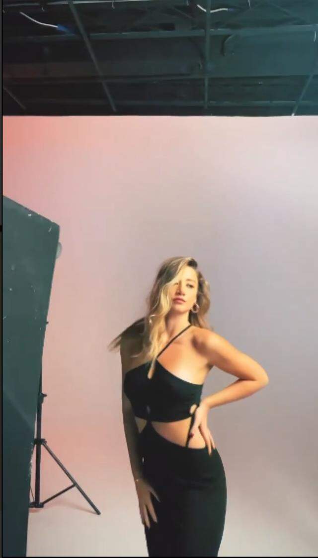 Ceketin altına hiçbir şey giymeyen Survivor Aleyna Kalaycıoğlu'ndan bomba pozlar