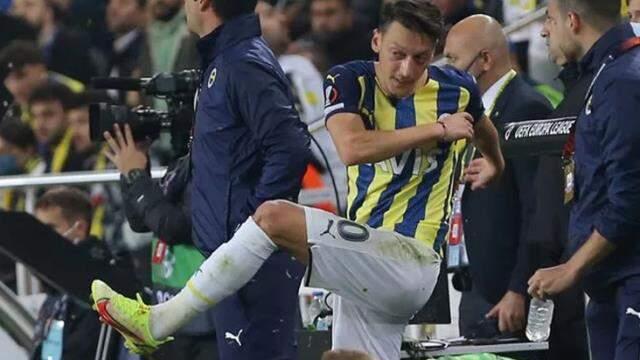 Fenerbahçe'de krizin önüne geçilemiyor! Mesut ve Pereira arasında gerilim