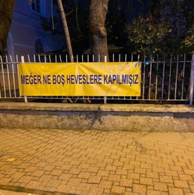 Fenerbahçe stadının çevresinde gece operasyonu! Taraftarlar her yere aynı pankartı astı