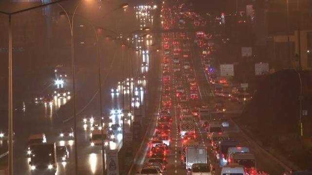 İstanbul trafiğini sis vurdu! İlk iş gününde yoğunluk yüzde 60'ın üzerine çıktı İstanbul trafiğini sis vurdu! İlk iş gününde yoğunluk yüzde 60'ın üzerine çıktı