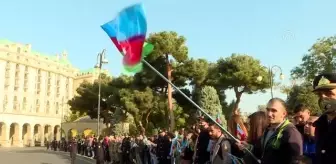 Karabağ zaferinin 1. yılında binlerce kişi Bakü'de yürüdü