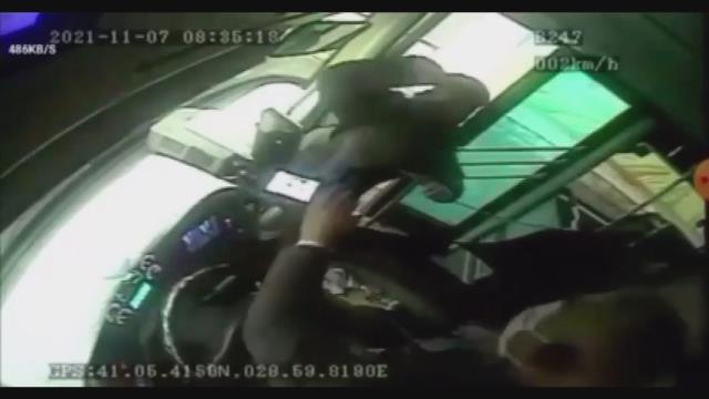 Otobüs şoförü ölümden cebindeki ruhsat sayesinde kurtuldu