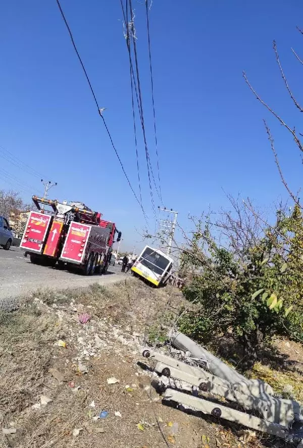 İçi yolcu dolu otobüs, başka araca çarpmamak için manevra yaptı: 17 yaralı