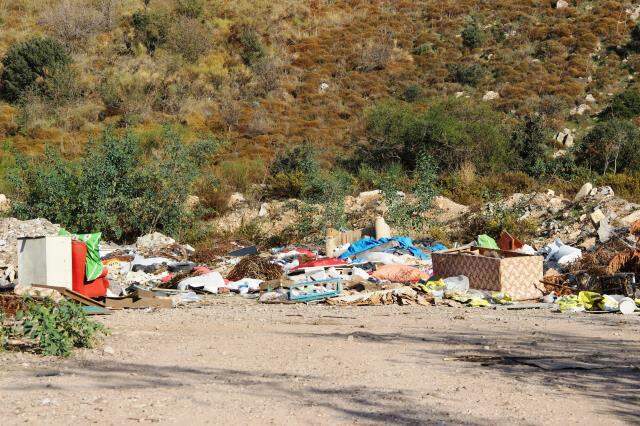 Bodrum'da moloz yığınlarıyla kaplanan afet toplanma alanı havadan görüntülendi Bodrum'da moloz yığınlarıyla kaplanan afet toplanma alanı havadan görüntülendi