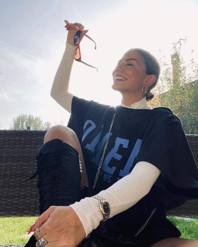 Demet Özdemir, günlük kombiniyle pozlar verdi, çanta ve çizmesinin fiyatı dudak uçuklattı Demet Özdemir, günlük kombiniyle pozlar verdi, çanta ve çizmesinin fiyatı dudak uçuklattı
