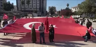 Gazi ve şehit aileleri İYİ Parti binası önüne siyah çelenk bıraktı