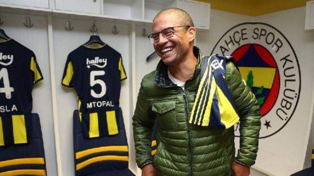 Hoca arayan Fenerbahçe'den bomba hamle! Başkan Ali Koç, Alex'le görüştü Hoca arayan Fenerbahçe'den bomba hamle! Başkan Ali Koç, Alex'le görüştü