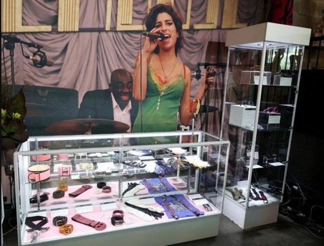 Şarkıcı Amy Winehouse'un eşyaları bağımlılık sorunları olan gençler için müzayedeye çıktı