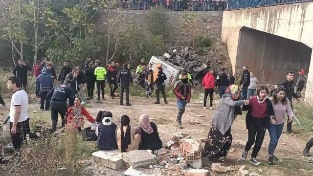 Son dakika! Kocaeli'de servis minibüsü dere yatağına uçtu, çok sayıda yaralı var